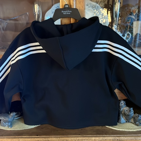 NWT Stylish Small Woman’s Cropped Black Pullover Hoodie - Picture 5 of 11